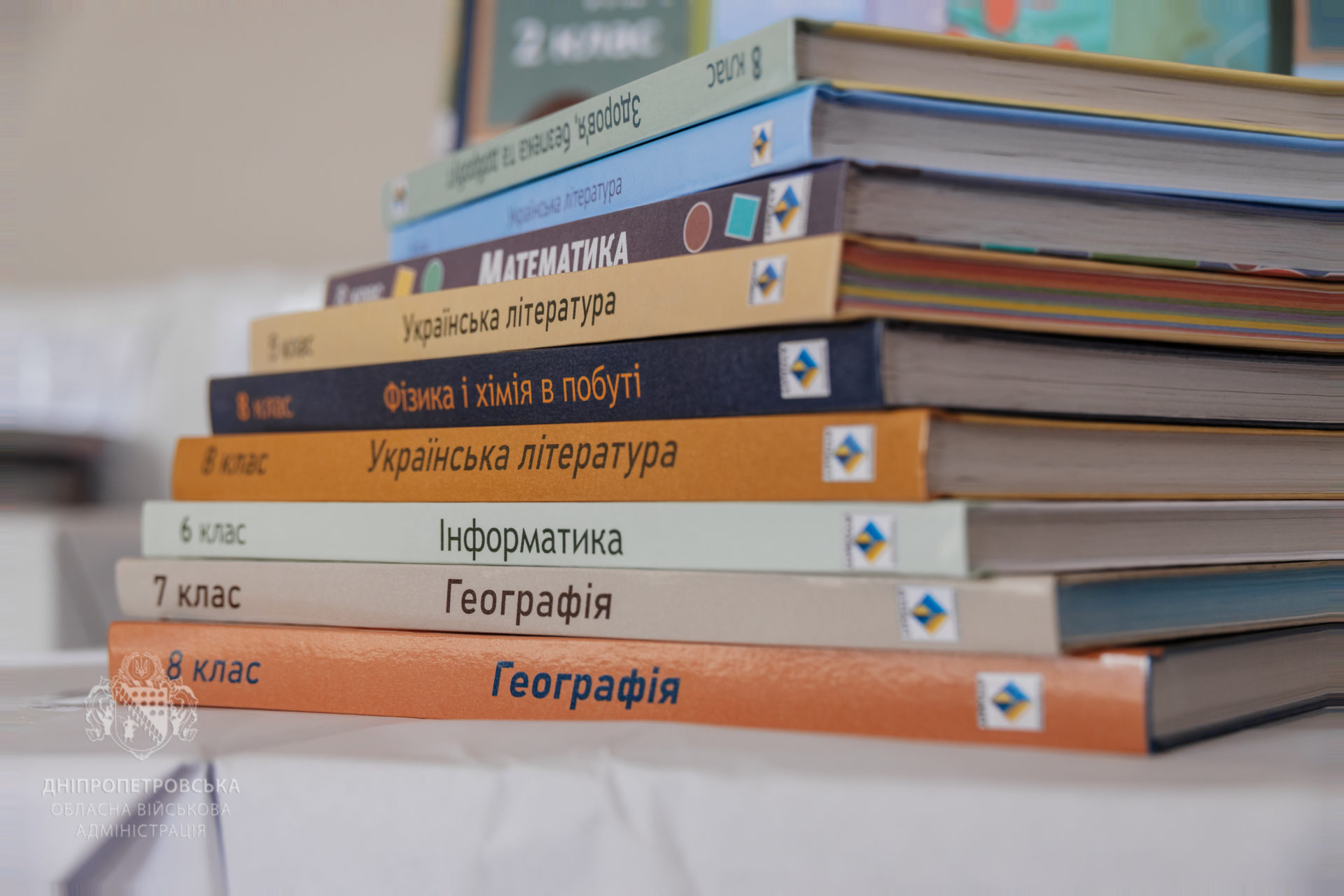 Дніпропетровщина отримала понад 15 тис підручників для дітей особливими освітніми потребами - 11.11.2025