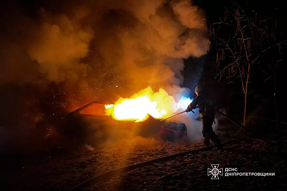 У Дніпрі вночі згорів автомобіль на вулиці Василя Грунтенка - 13.11.2025
