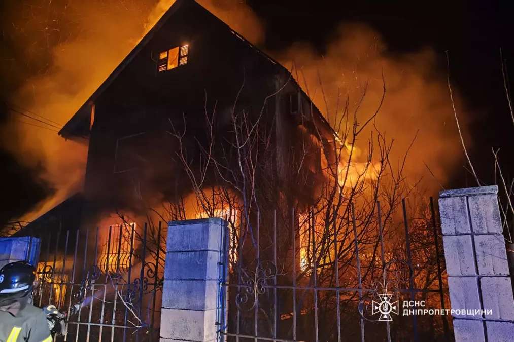 Біля Петриківки згорів двоповерховий будинок - 27.11.2025