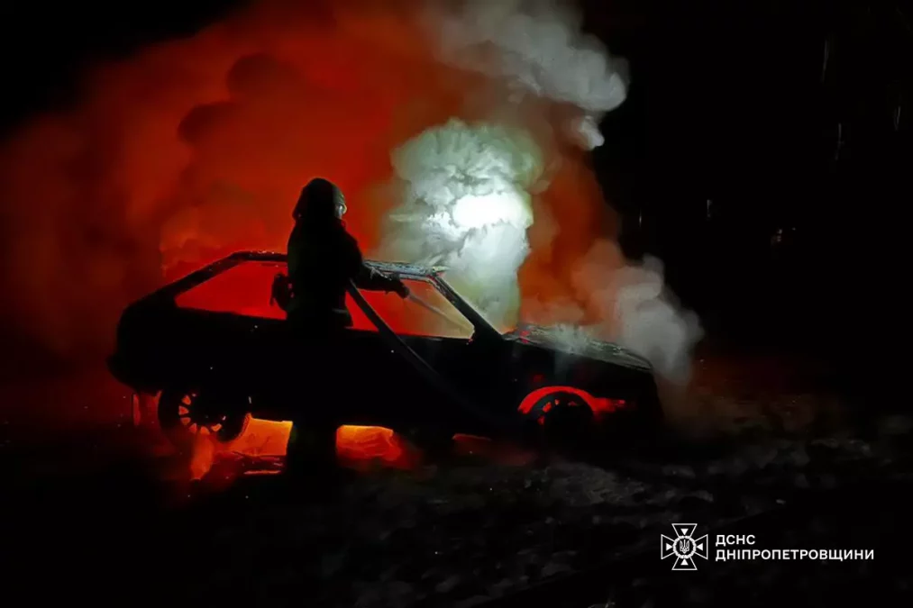 У Дніпрі вночі згорів автомобіль на вулиці Василя Грунтенка - 13.11.2025