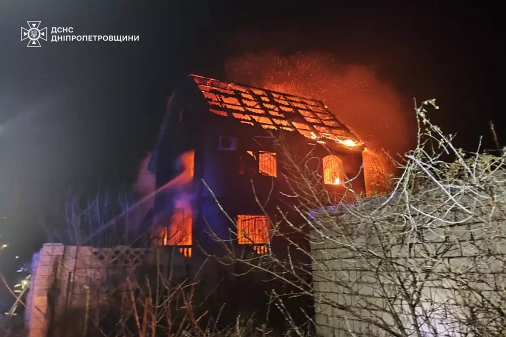 Біля Петриківки згорів двоповерховий будинок - 27.11.2025