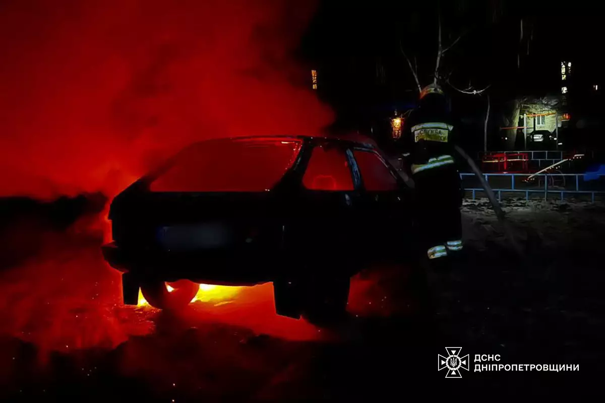 У Дніпрі вночі згорів автомобіль на вулиці Василя Грунтенка - 13.11.2025