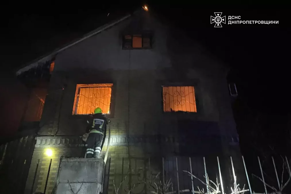 Біля Петриківки згорів двоповерховий будинок - 27.11.2025 Біля Петриківки згорів двоповерховий будинок - 27.11.2025
