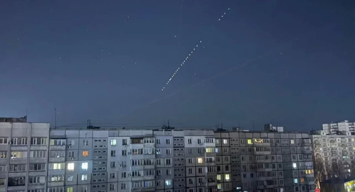 Дніпряни побачили «зоряний поїзд» Starlink у нічному небі - 26.11.2025