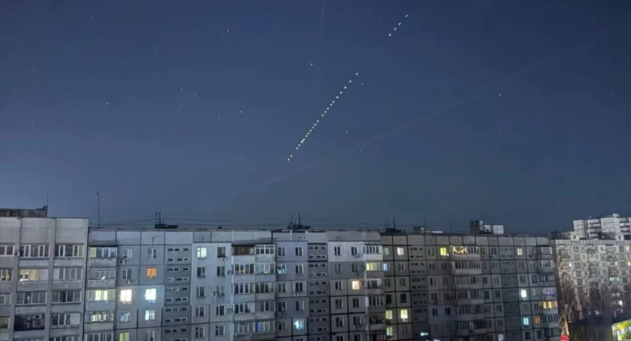 Дніпряни побачили «зоряний поїзд» Starlink у нічному небі - 26.11.2025