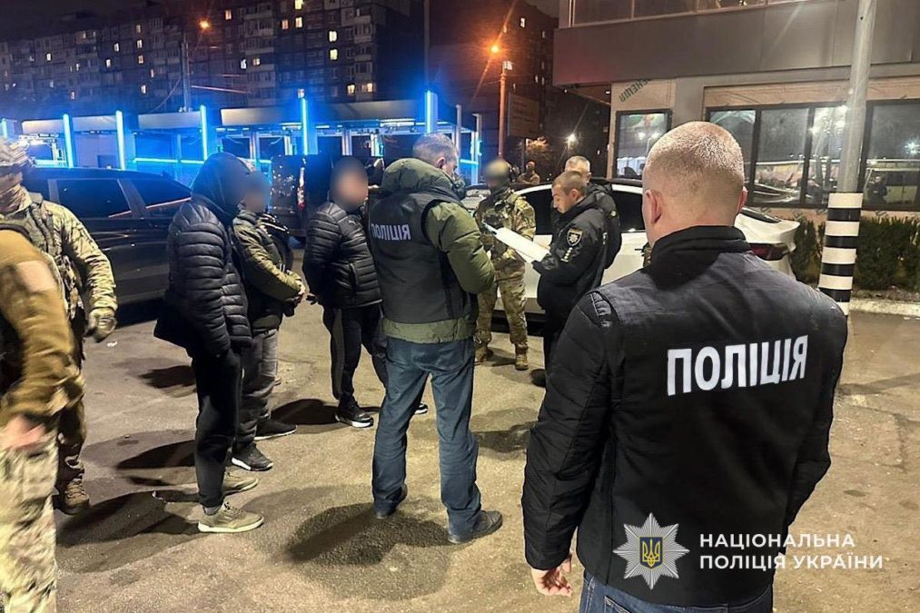 Дніпровська поліція затримала чоловіків які вимагали в підприємця «борг» померлого родича - 28.11.2025
