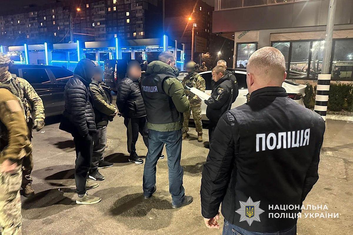 Дніпровська поліція затримала чоловіків які вимагали в підприємця «борг» померлого родича - 28.11.2025
