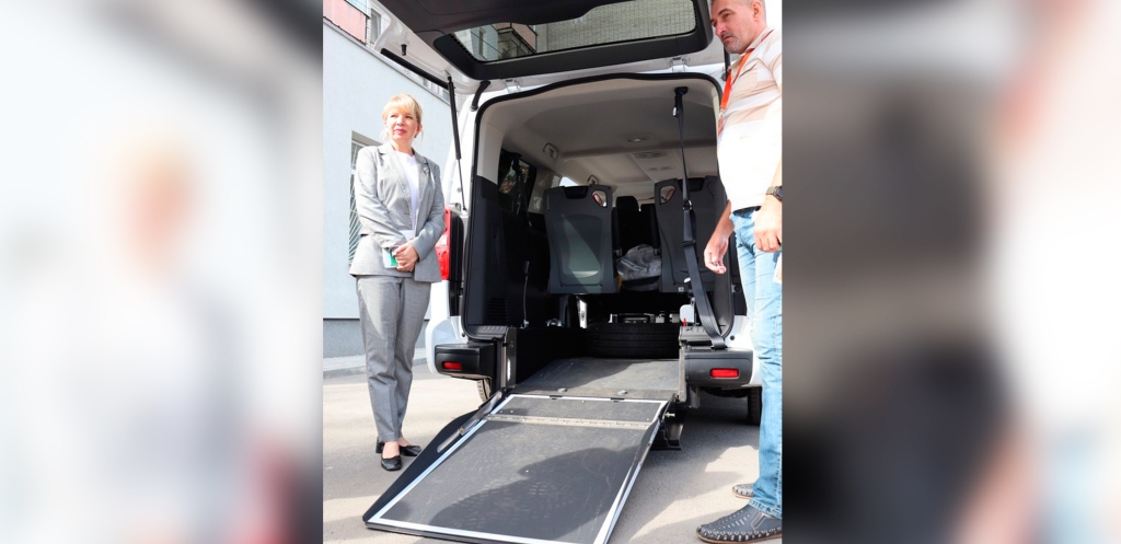 Дніпро, Кривий Ріг та Павлоград отримали інклюзивні авто для місцевих мобільних бригад соціально-психологічної допомоги -26.11.2025