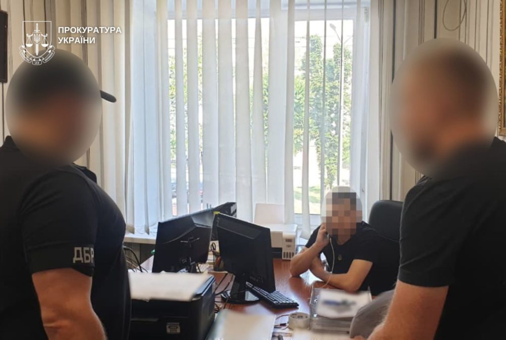 У Дніпрі двоє колишніх поліцейських за винагороду вилучили з державних баз дані понад 500 ухилянтів. -28.11.2025