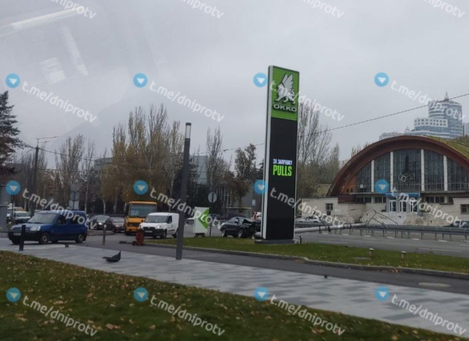 Набережна Перемоги: стовп перекрив рух транспорту в бік центру 10.11.2025