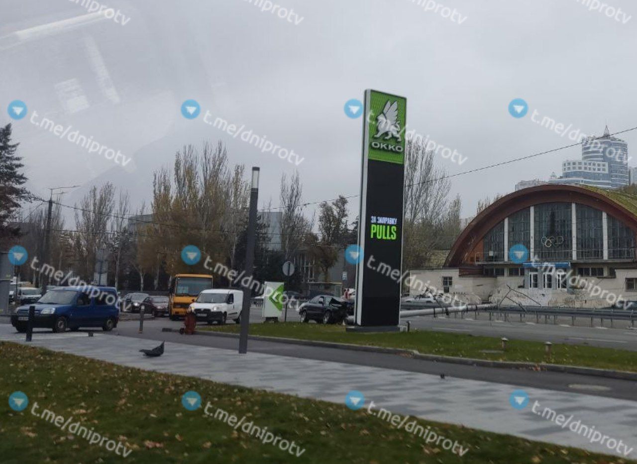 Стовп лежить поперек дороги: ДТП на Набережній Перемоги — перекрито рух в бік центру