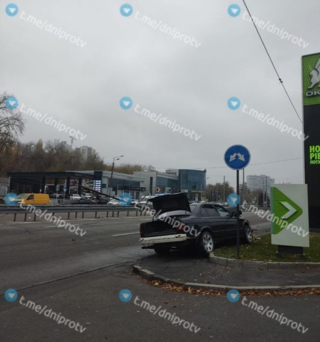 Набережна Перемоги: стовп перекрив рух транспорту в бік центру 10.11.2025