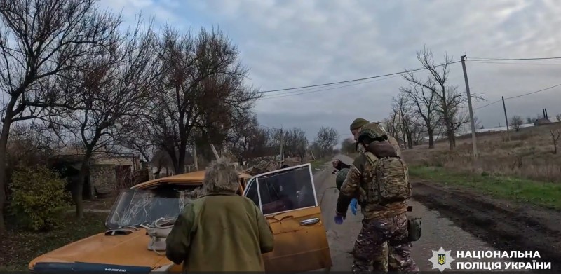 З Синельниківського району екіпаж поліції «Білий янгол» евакуював пораненого дідуся - 14.11.2025