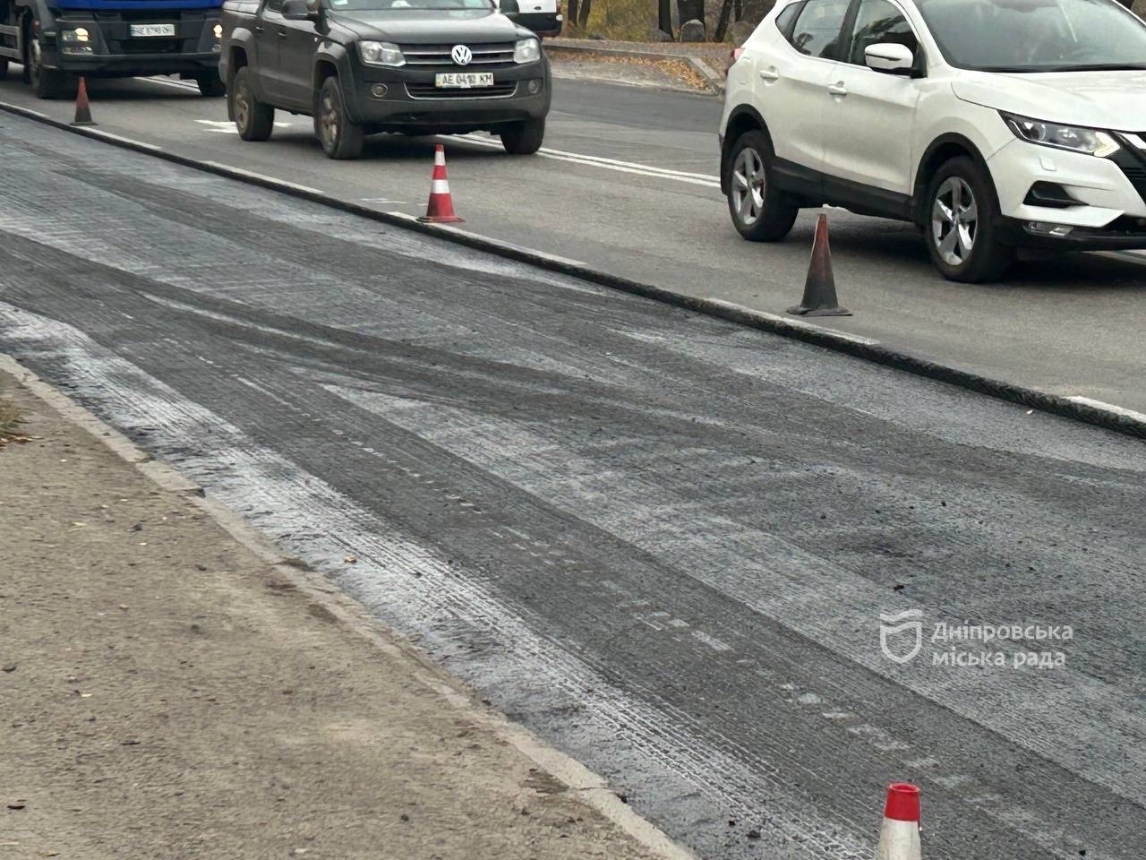 Перед зимою в Дніпрі ремонтують аварійні ділянки на магістралях з інтенсивним рухом 4.11.2025