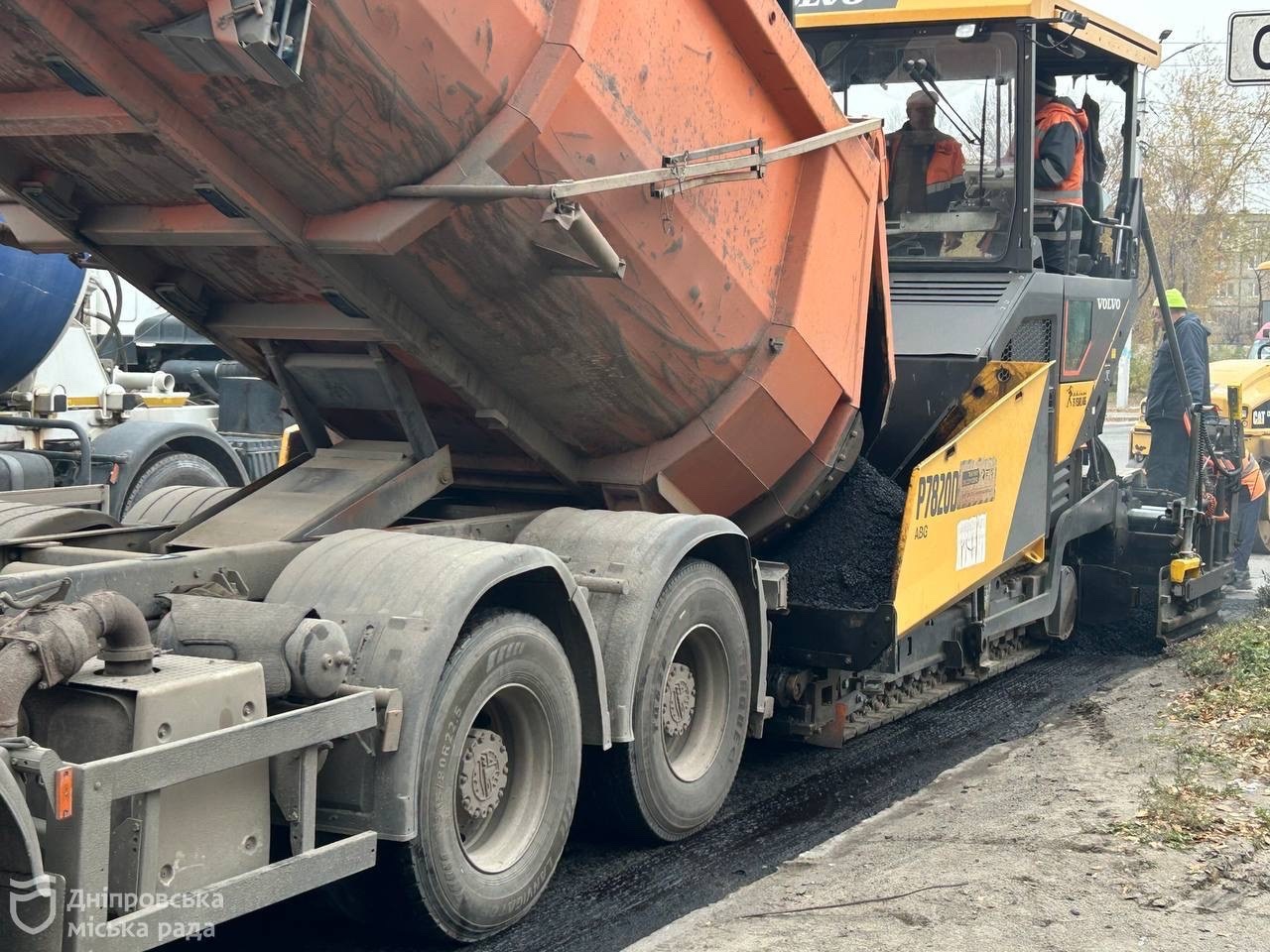 Перед зимою в Дніпрі ремонтують аварійні ділянки на магістралях з інтенсивним рухом 4.11.2025