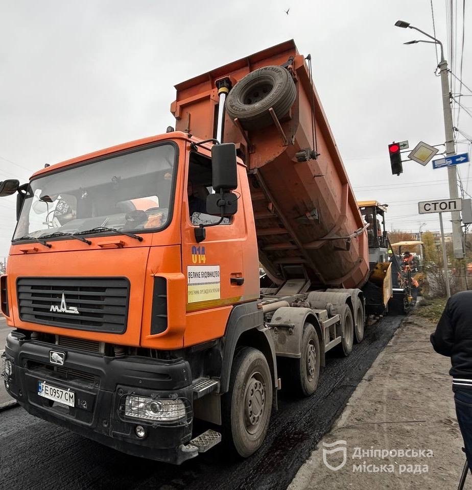 Перед зимою в Дніпрі ремонтують аварійні ділянки на магістралях з інтенсивним рухом 4.11.2025