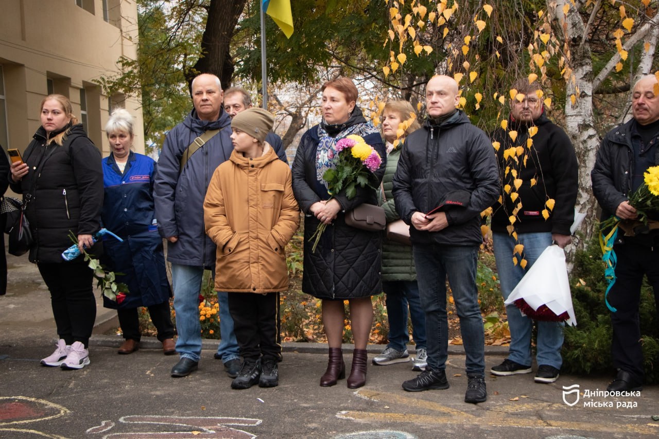 У Дніпровській гімназії № 76 відкрили меморіальну дошку випускнику Андрію Рибіцькому - 6.11.2025