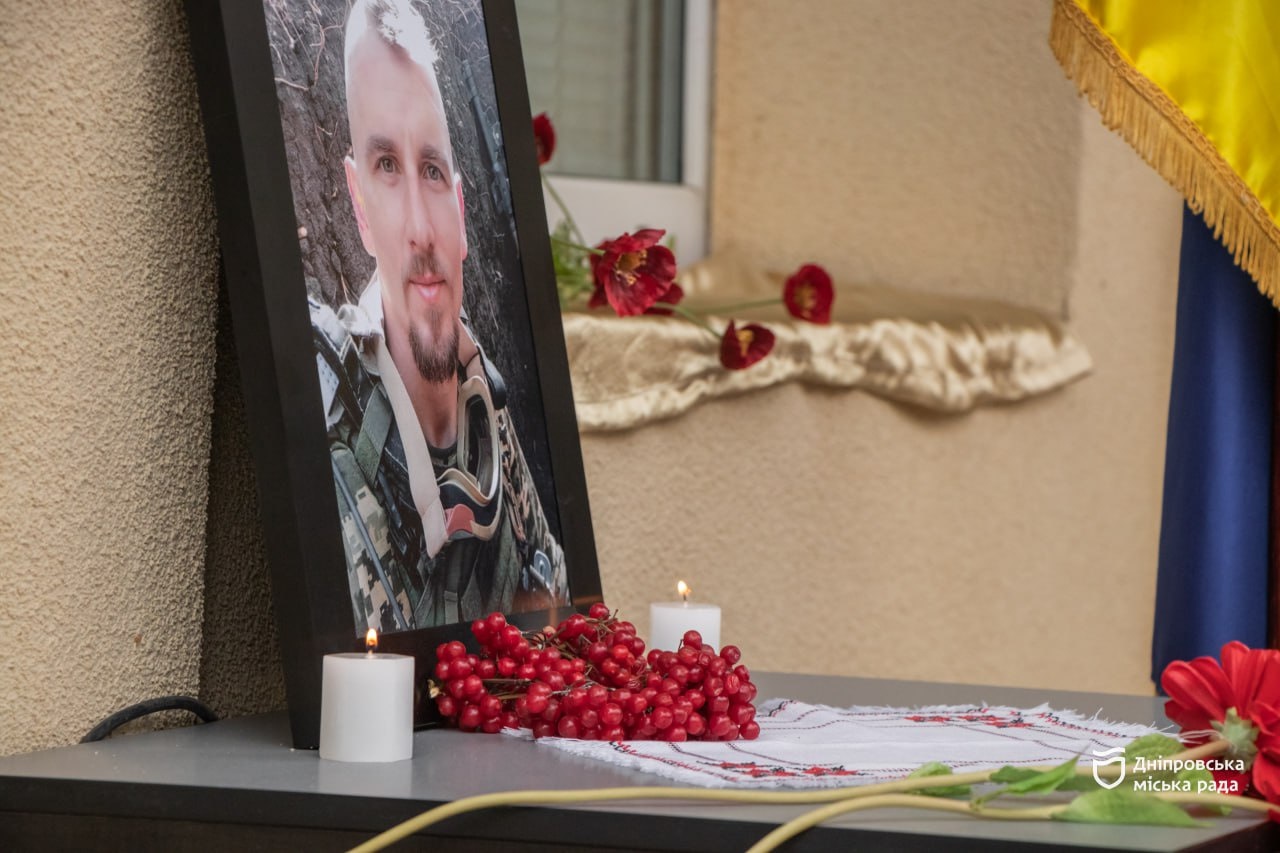 У Дніпровській гімназії № 76 відкрили меморіальну дошку випускнику Андрію Рибіцькому - 6.11.2025