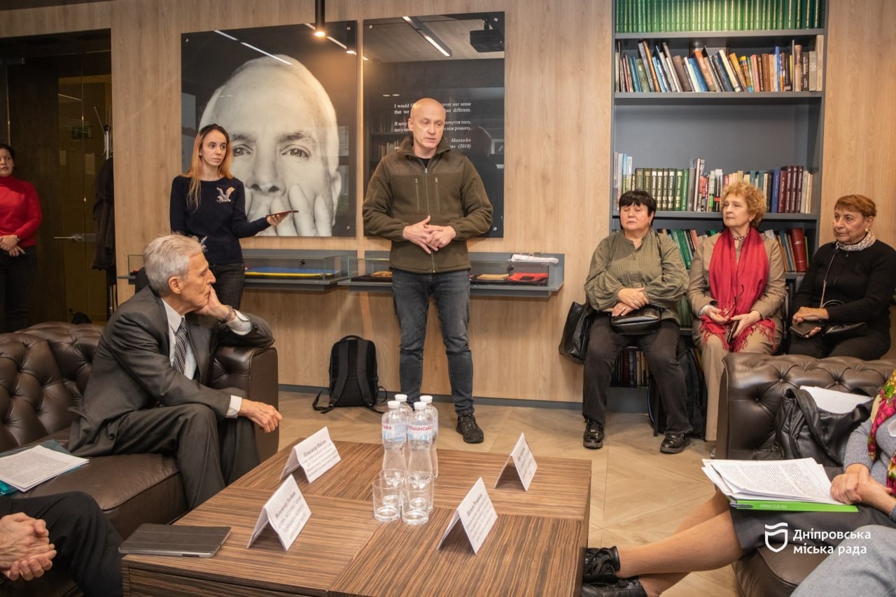 Голодомор та сучасна війна: у Дніпрі обговорили історичні паралелі та геноцидну політику проти українців