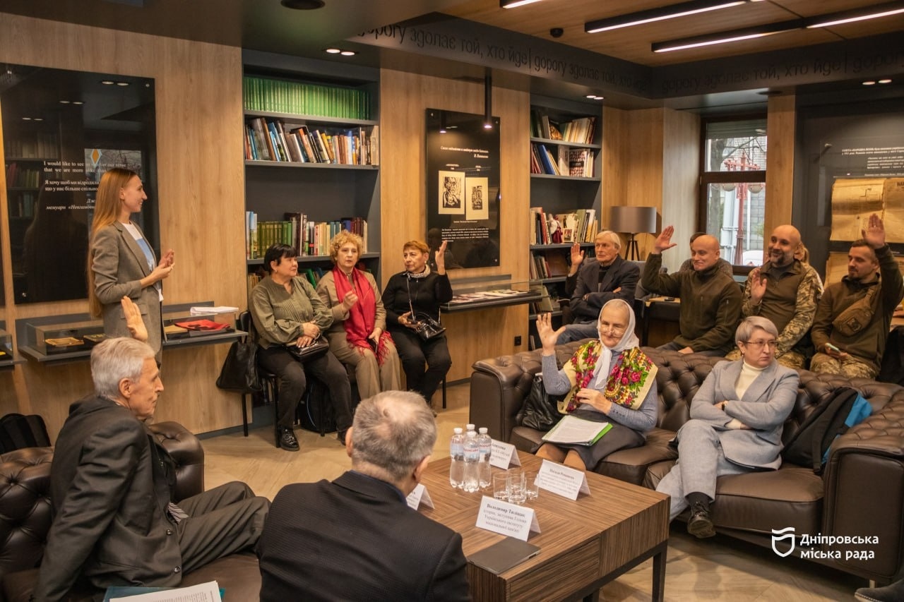 Голодомор та сучасна війна: у Дніпрі обговорили історичні паралелі та геноцидну політику проти українців-06.11.2025