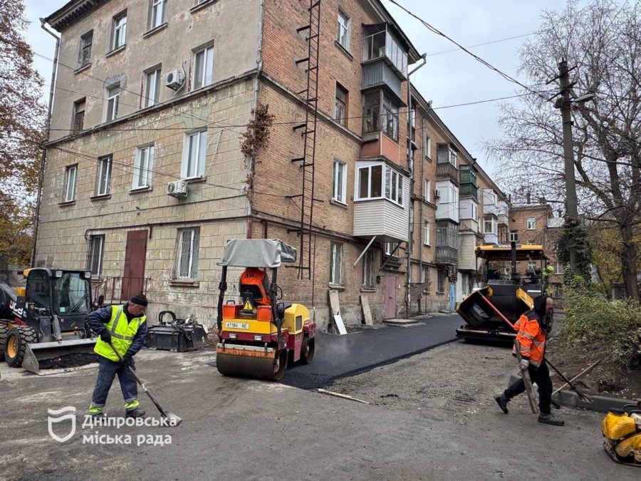 Для безпеки і комфортну дніпрян у місті продовжують ремонтувати дороги. -07.11.2025