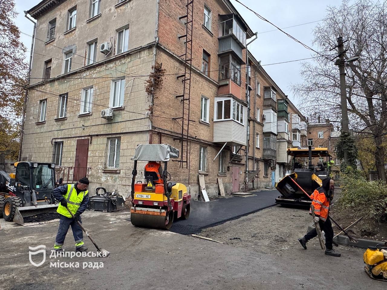 Для безпеки і комфортну дніпрян у місті продовжують ремонтувати дороги. -07.11.2025
