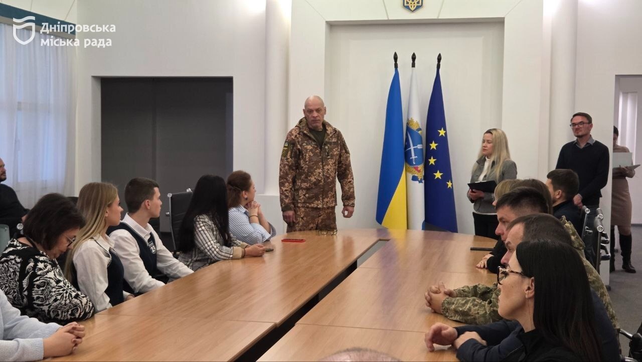 У Дніпрі зібрали понад пів тонни макулатури, а на виручені кошти передали грілки захисникам - 7.11.2025