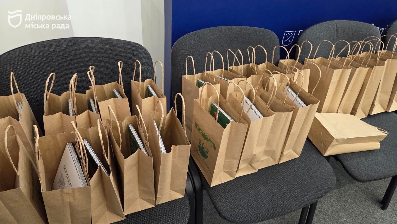 У Дніпрі зібрали понад пів тонни макулатури, а на виручені кошти передали грілки захисникам - 7.11.2025