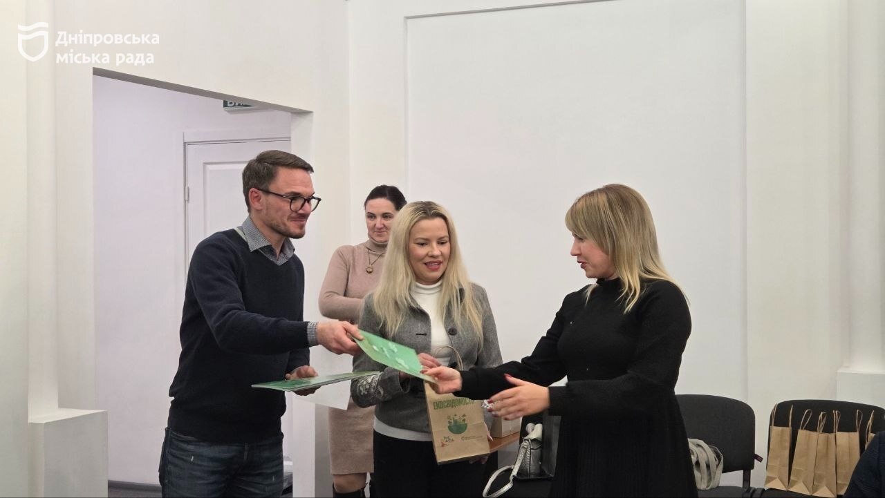 У Дніпрі зібрали понад пів тонни макулатури, а на виручені кошти передали грілки захисникам - 7.11.2025