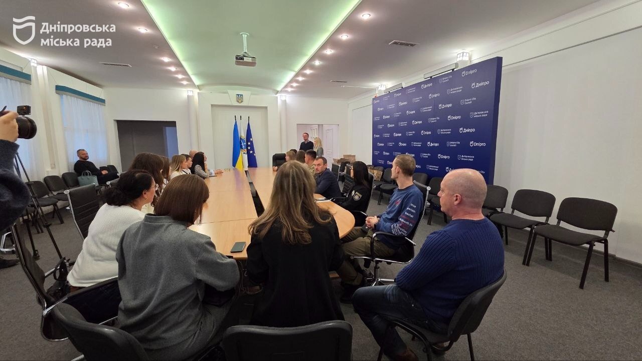 У Дніпрі зібрали понад пів тонни макулатури, а на виручені кошти передали грілки захисникам - 7.11.2025