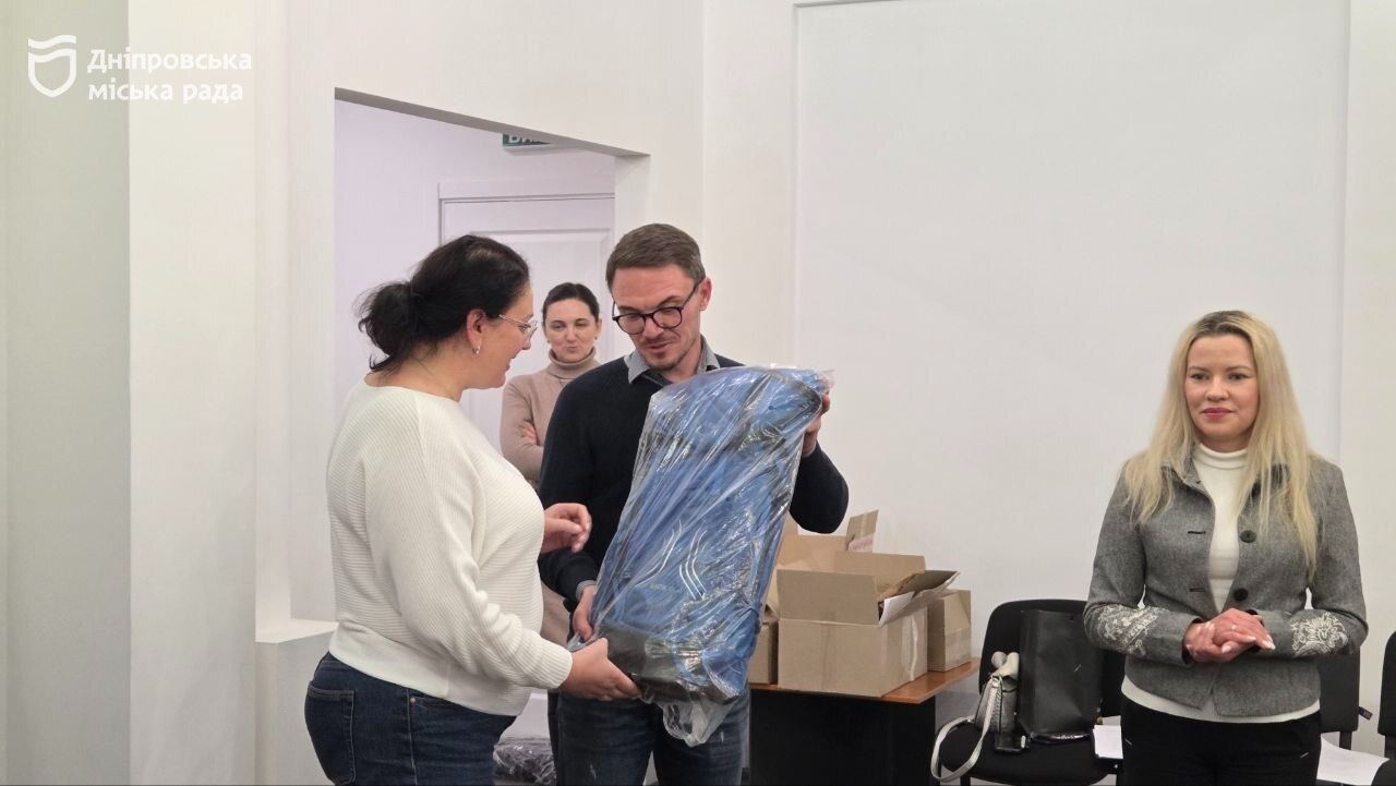У Дніпрі зібрали понад пів тонни макулатури, а на виручені кошти передали грілки захисникам - 7.11.2025