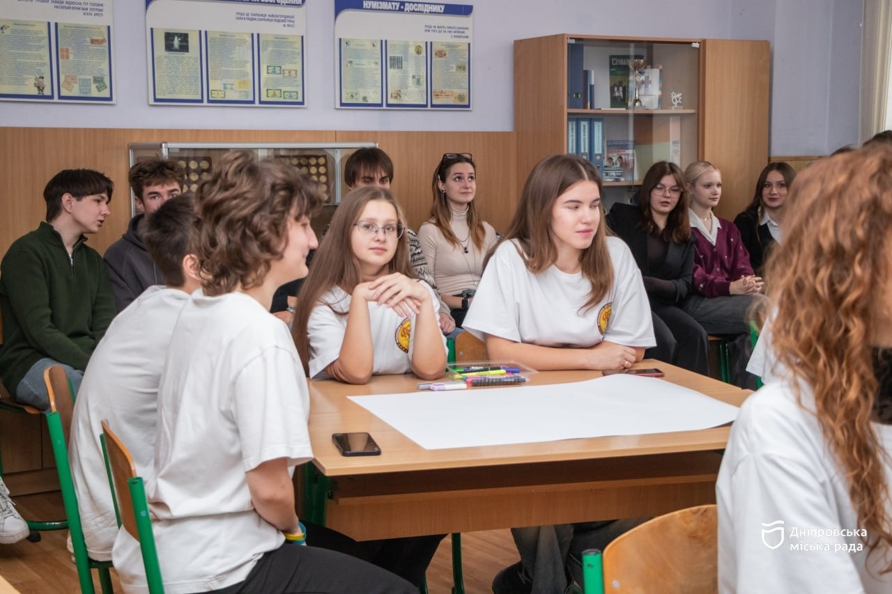 У Дніпрі учням закладів загальної середньої освіти розповідають про правила безпеки під час відключень світла. 10.11.2025