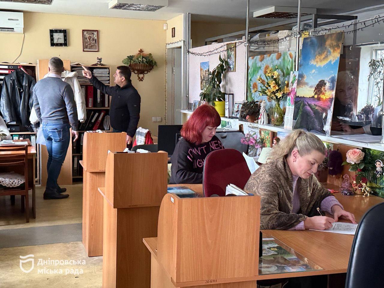 Для максимальної зручності мешканців та оптимізації роботи зі споживачами при комунальному підприємстві «Дніпроводоканал» працюють 8 районних абонентних служб. 11.11.2025