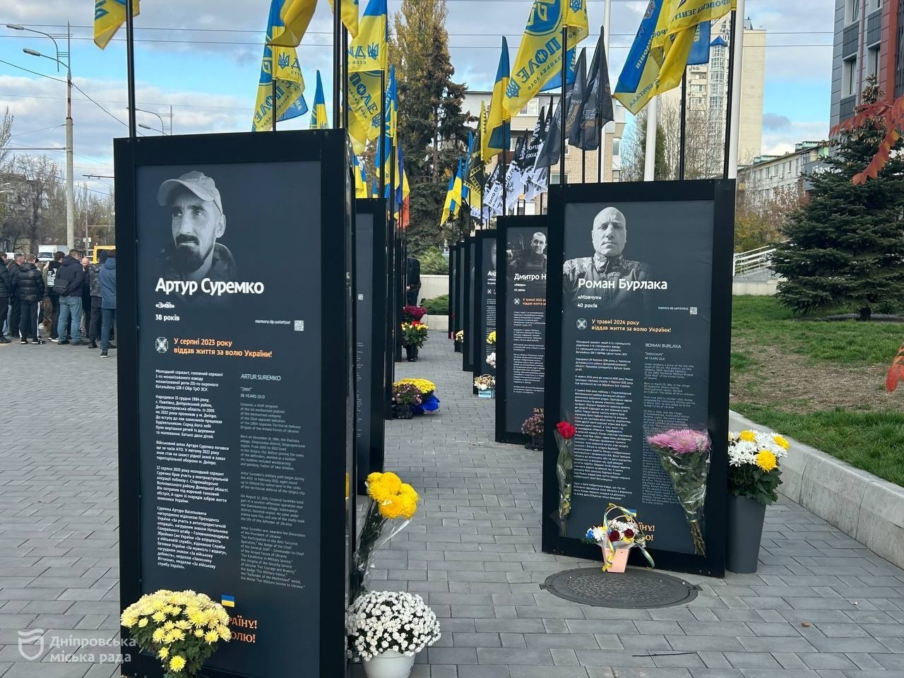 У Дніпр за підтримки мера Філатова на проспекті Слобожанському, 8 відкрили другу частину проєкту «Історії Героїв» в Індустріальному районі.