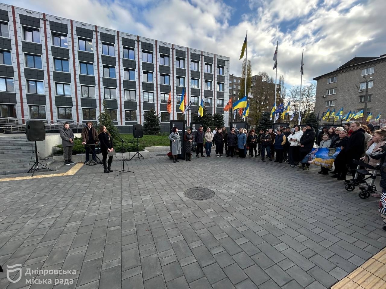 У Дніпр за підтримки мера Філатова на проспекті Слобожанському, 8 відкрили другу частину проєкту «Історії Героїв» в Індустріальному районі.