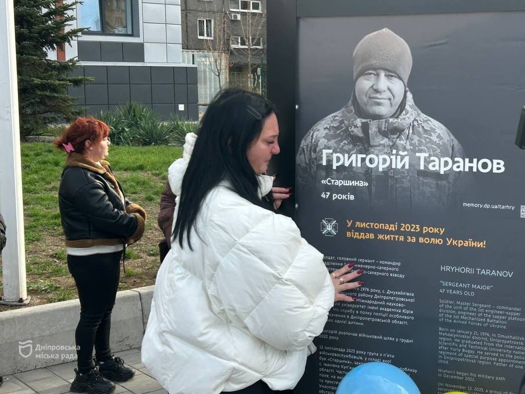 У Дніпр за підтримки мера Філатова на проспекті Слобожанському, 8 відкрили другу частину проєкту «Історії Героїв» в Індустріальному районі.