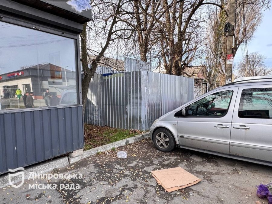 У Дніпрі демонтували самовільно встановлену металеву огорожу на вул. Зоопарковій - 15.11.2025
