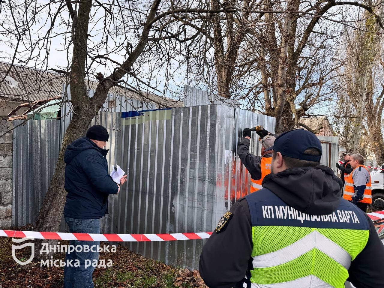У Дніпрі демонтували самовільно встановлену металеву огорожу на вул. Зоопарковій - 15.11.2025