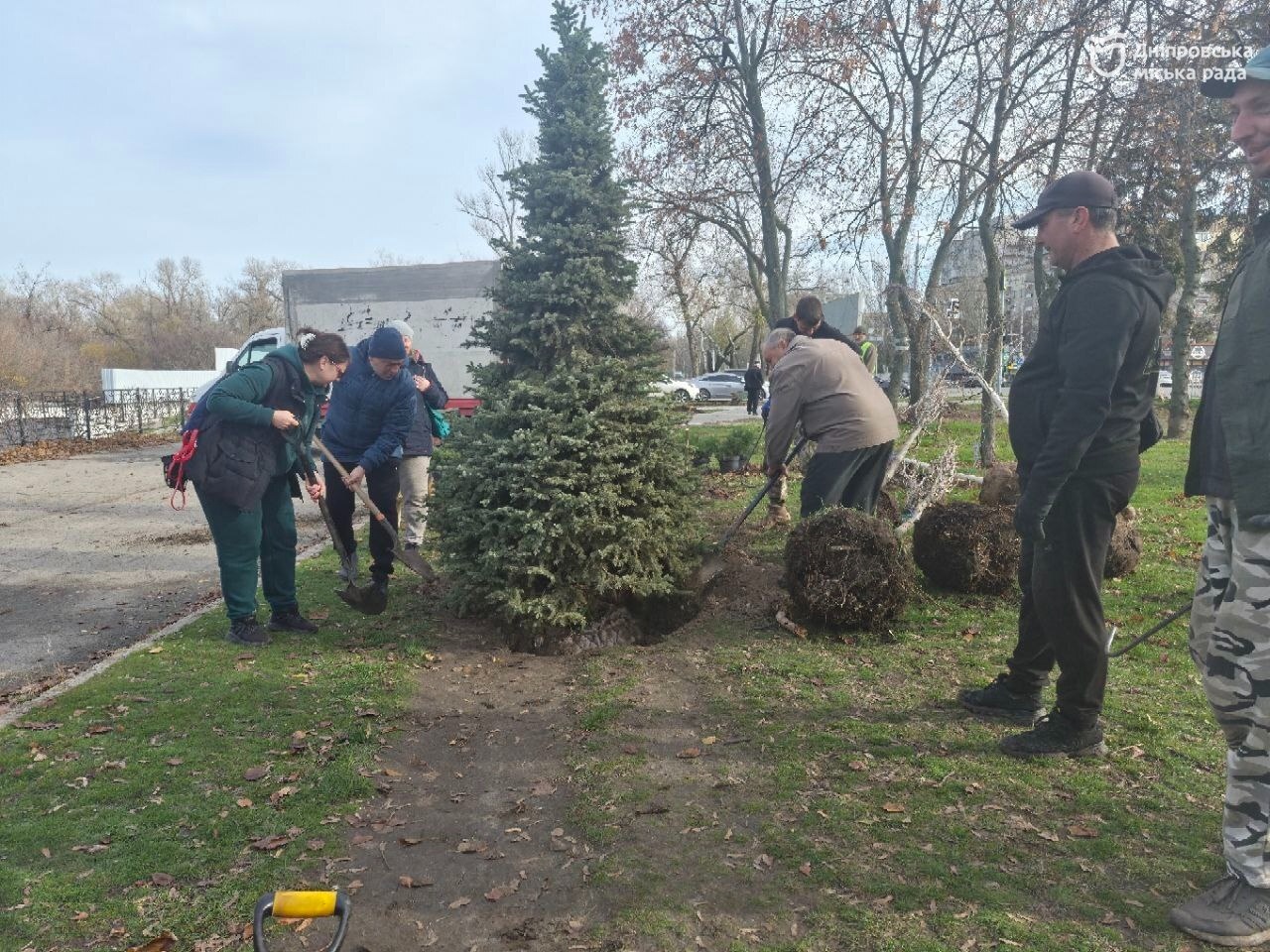 Акція «#Дніпро_квітучий»: мешканці трьох житлових масивів озеленили Набережну - 15.11.2025