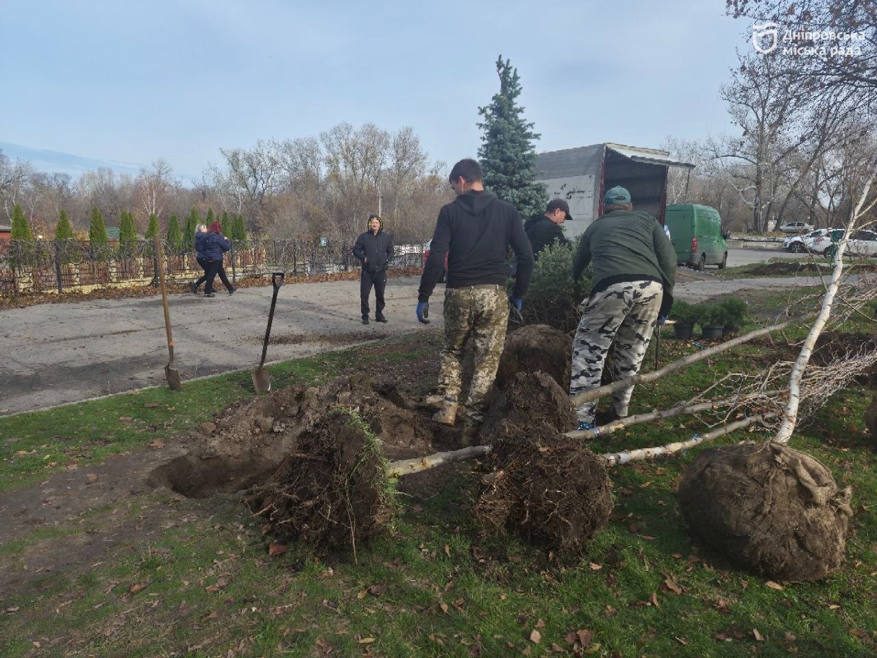 Акція «#Дніпро_квітучий»: мешканці трьох житлових масивів озеленили Набережну - 15.11.2025