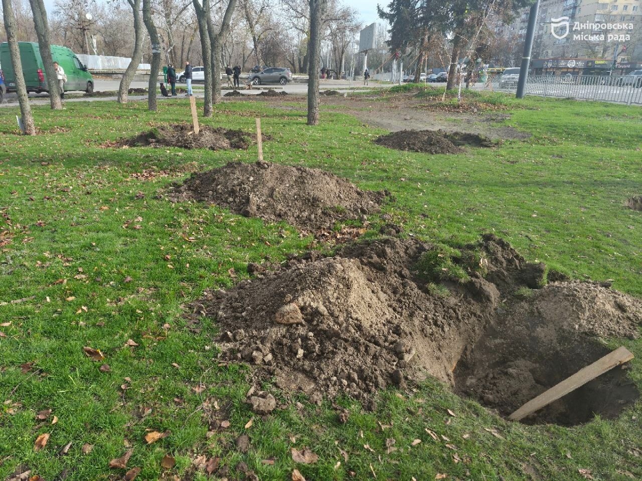 Акція «#Дніпро_квітучий»: мешканці трьох житлових масивів озеленили Набережну - 15.11.2025