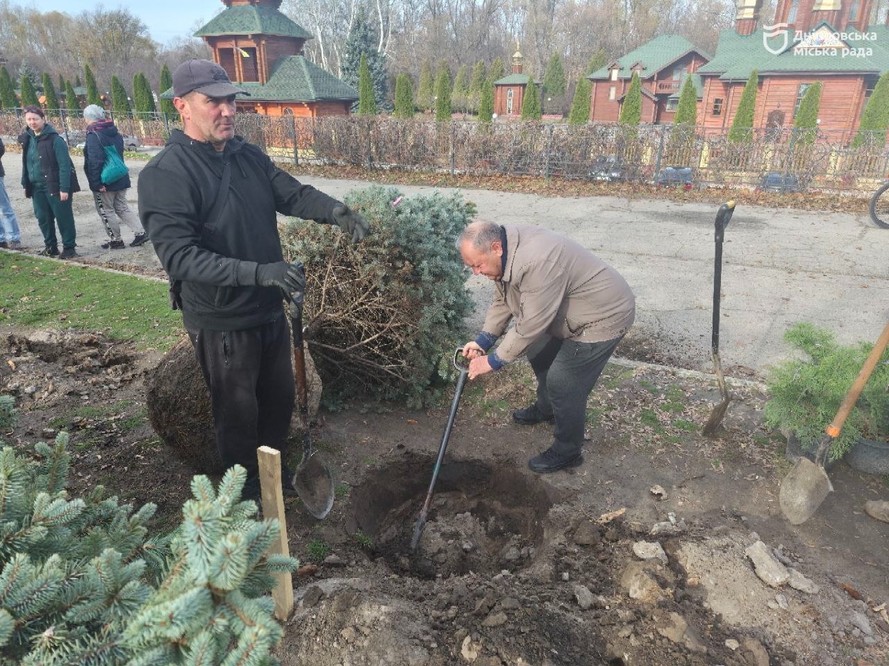 Акція «#Дніпро_квітучий»: мешканці трьох житлових масивів озеленили Набережну - 15.11.2025