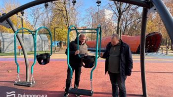 Сквер Героїв: відремонтували дитячий та інклюзивний майданчики у Дніпрі 16.11.2025