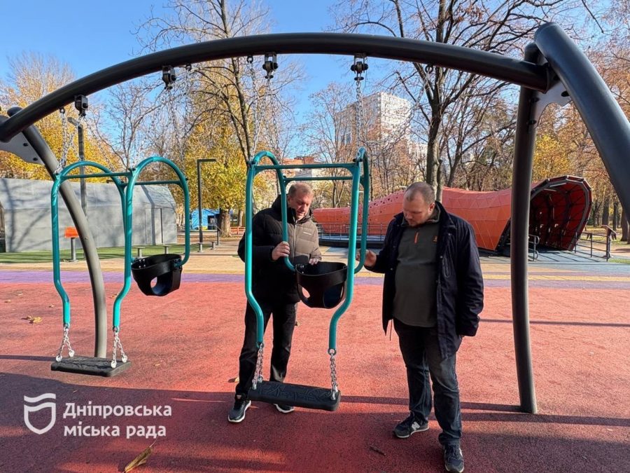 Сквер Героїв: відремонтували дитячий та інклюзивний майданчики у Дніпрі 16.11.2025