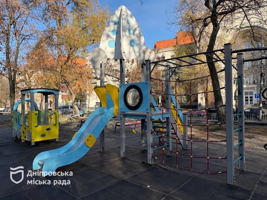 Сквер Героїв: відремонтували дитячий та інклюзивний майданчики у Дніпрі 16.11.2025
