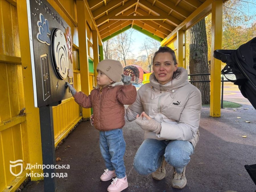 Сквер Героїв: відремонтували дитячий та інклюзивний майданчики у Дніпрі 16.11.2025