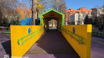 Сквер Героїв: відремонтували дитячий та інклюзивний майданчики у Дніпрі 16.11.2025