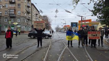 У Дніпрі студенти зупинили рух транспорту аби хвилиною мовчання вшанувати пам’ять студентів, яких вбила рф 17.11.2025