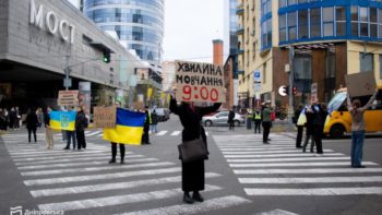 У Дніпрі студенти зупинили рух транспорту аби хвилиною мовчання вшанувати пам’ять студентів, яких вбила рф 17.11.2025