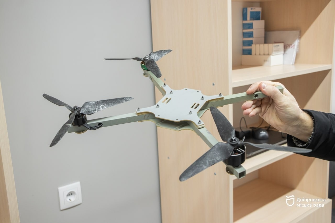 У Дніпрі школярів навчають керувати дронами та рятувати життя на уроках «Захист України» — 17.11.2025 У Дніпрі школярів навчають керувати дронами та рятувати життя на уроках «Захист України» — 17.11.2025